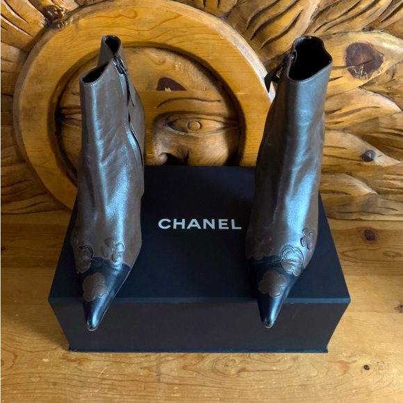 Vintage Chanel Camellia Flower Pointed Toe Brown/Black Heeled Boots, Chanel Box - Picture 1 of 11
